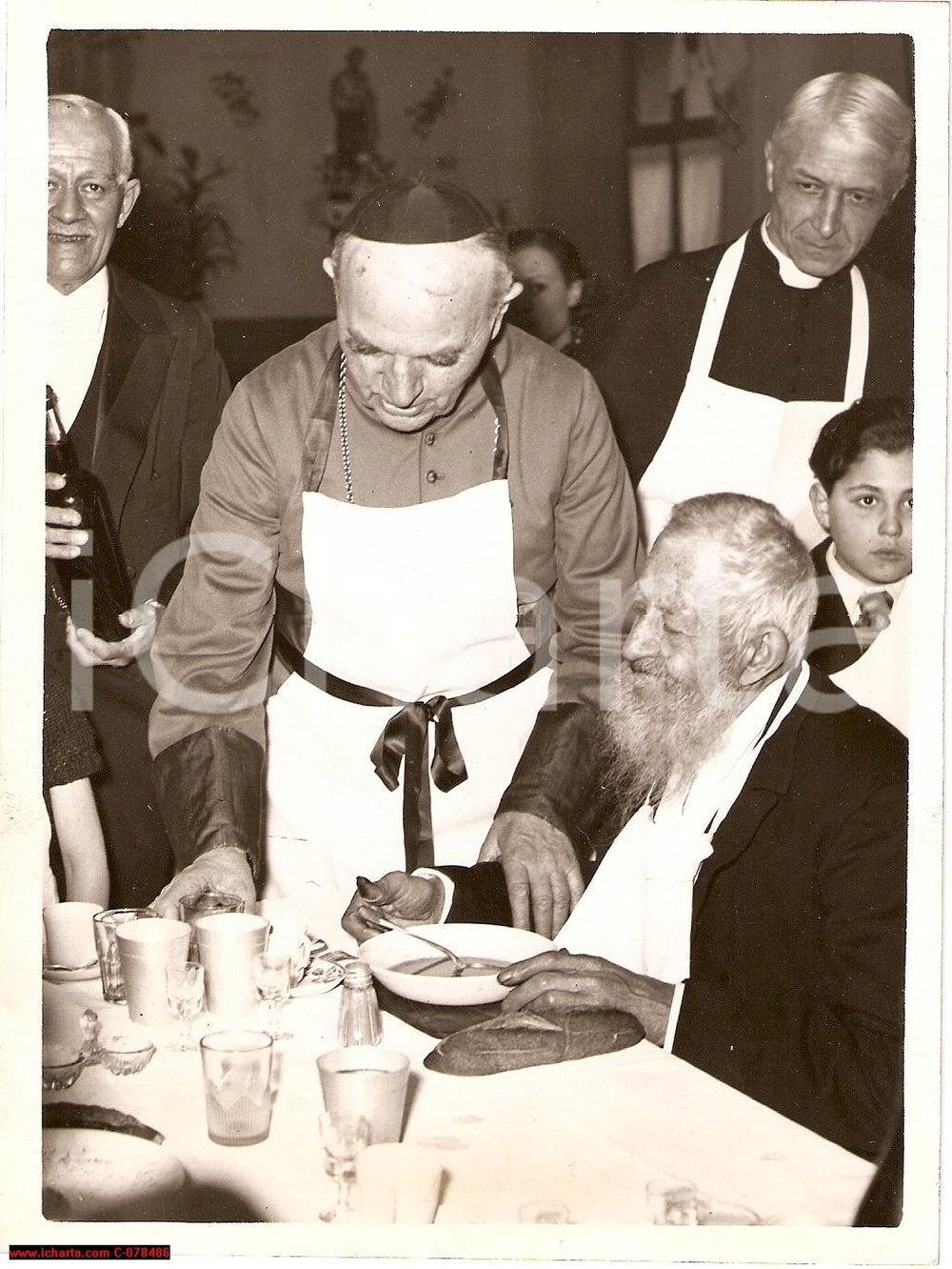 Fotografia d epoca originale 1939 Paris, Cardinal Jean Verdier serve i poveri, PHOTO 1