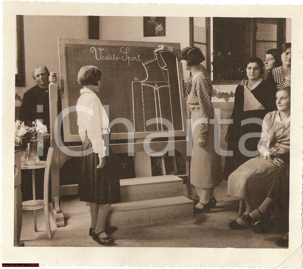 Fotografia d epoca originale 1936 VILLORBA TV Giovani fasciste CORSO TAGLIO CUCITO 1