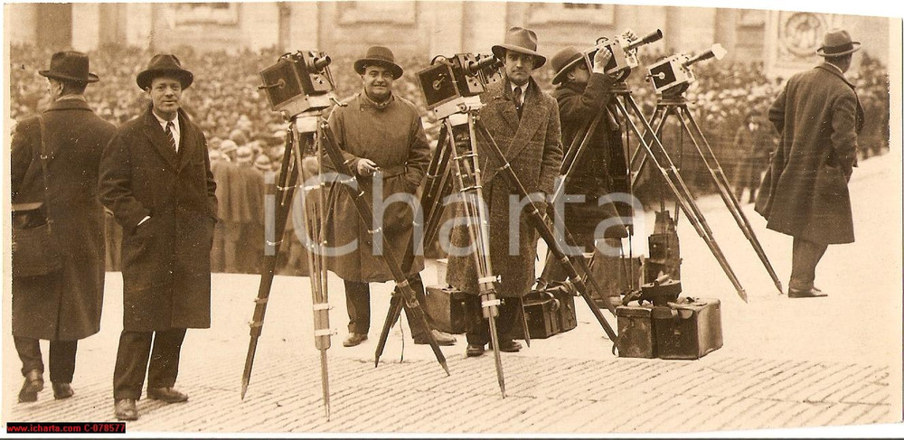 Fotografia d epoca originale 1929 ROMA Giornalisti esteri con cineprese attendono l uscita di PIO XI Foto 1