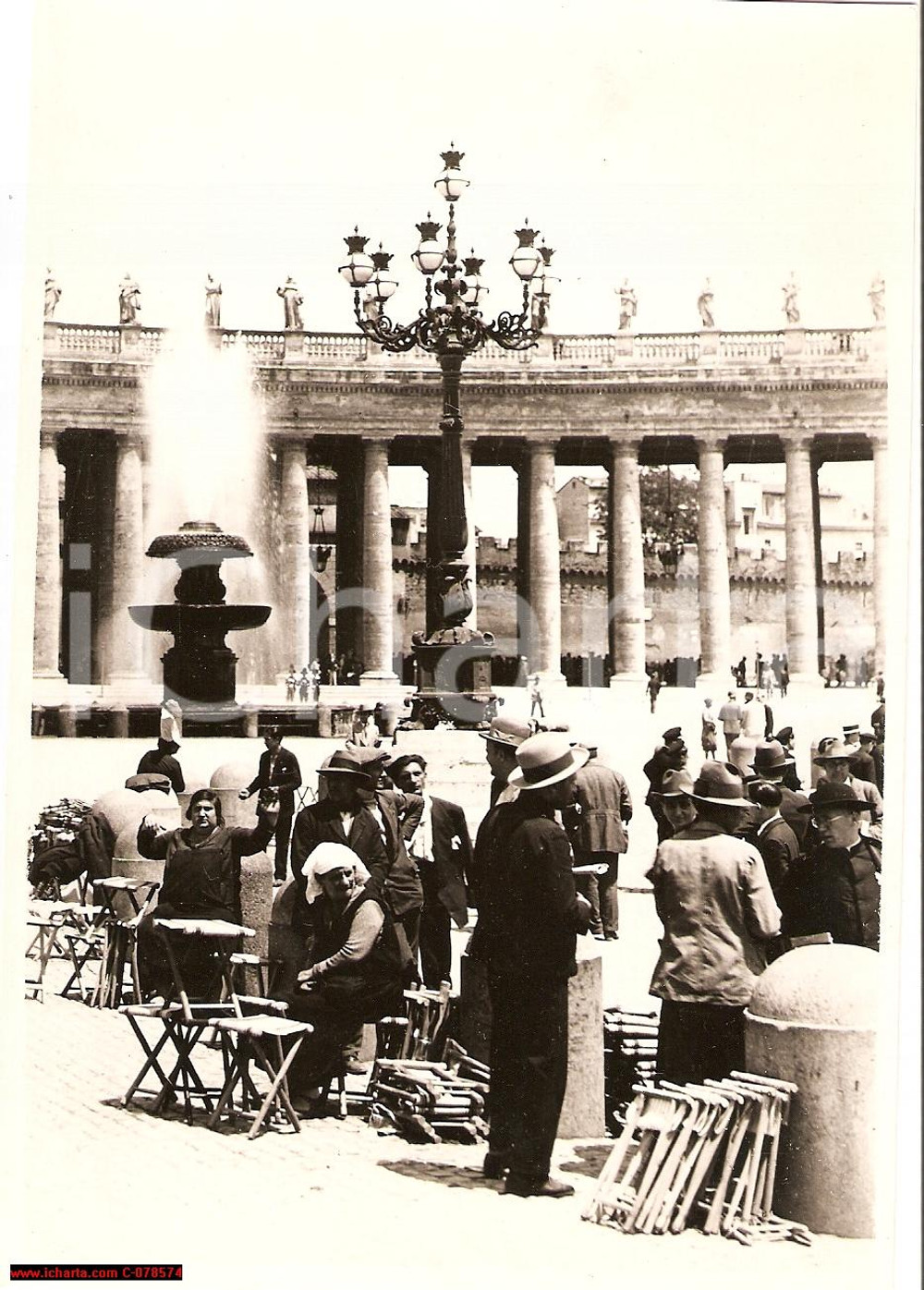 Fotografia d epoca originale 1929 ROMA Ambulanti vendono sgabelli in Piazza SAN PIETRO Fotografia 1