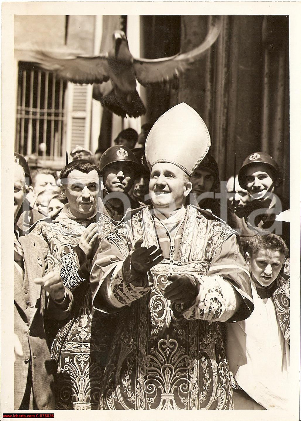 Fotografia d epoca originale 1939 Milano San Simpliciano  Lancio Colomba festa Carroccio 1