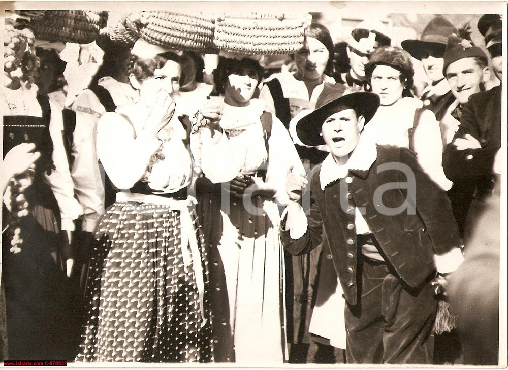 Fotografia d epoca originale 1933 MILANO Gruppo del CANZONIERE BRIANZOLO alla Sagra dell Uva Fotografia 1