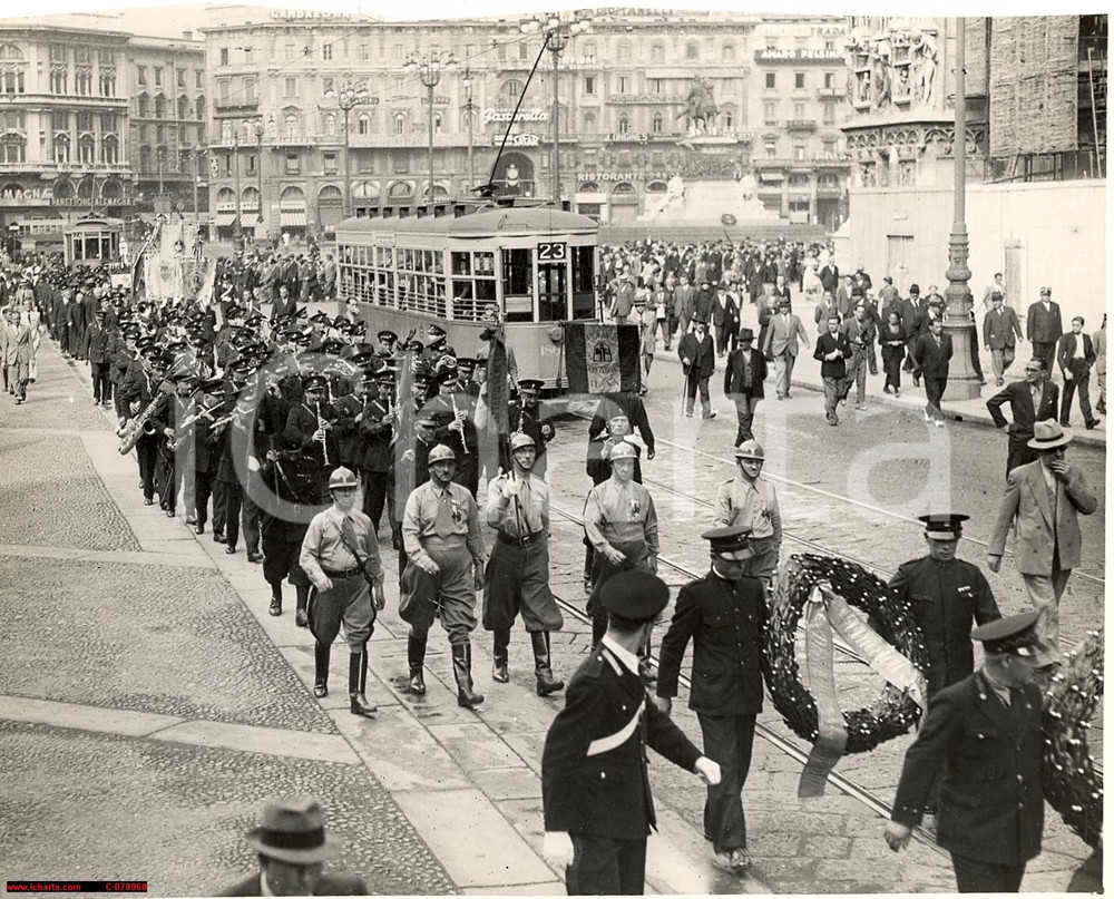 Fotografia d epoca originale 1937 Milano Piazza Duomo  Parata Tramvieri Tram Foto 1