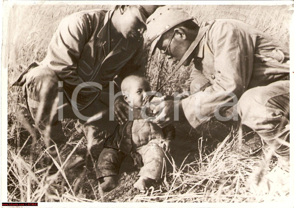Fotografia d epoca originale 1938 NANCHINO Milizie giapponesi soccorrono bambino 1