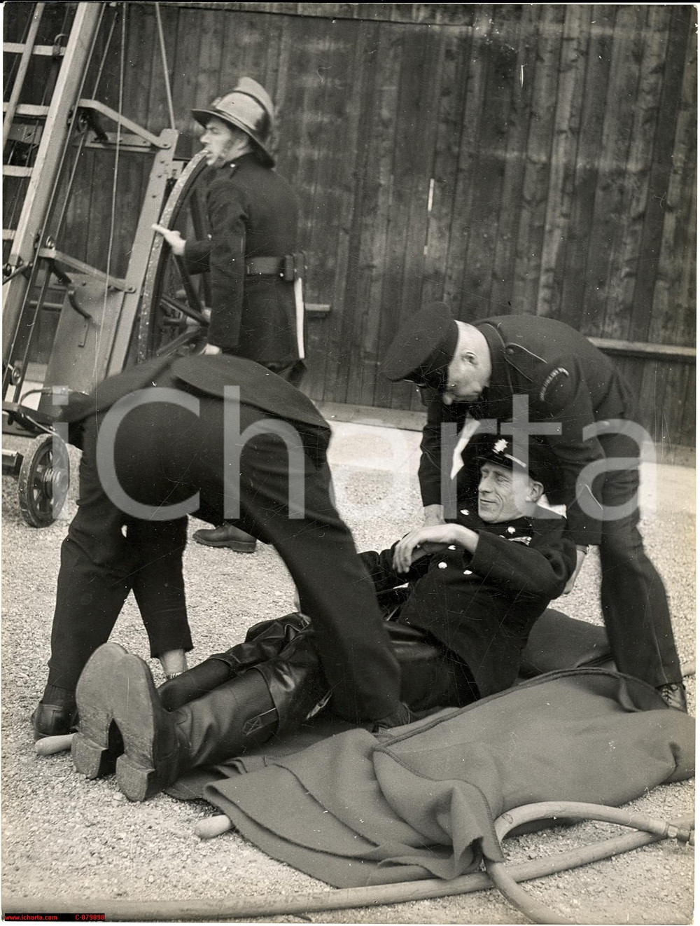 Fotografia d epoca originale 1953 Milano esercitazione italoinglese pompieri 1