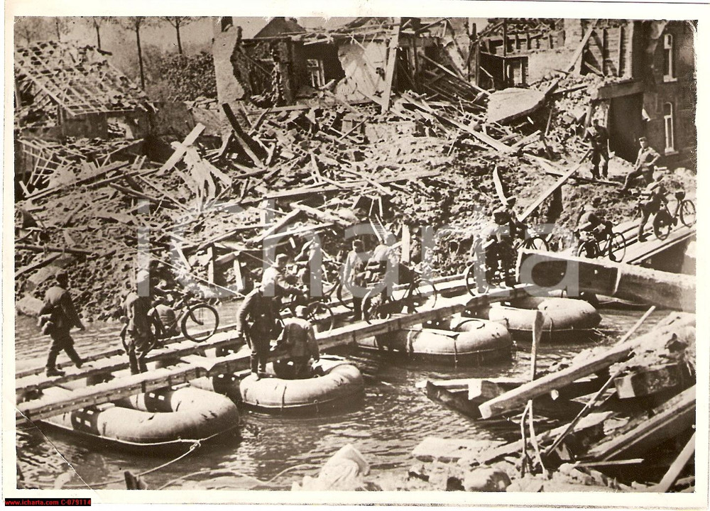 Fotografia d epoca originale 1940 WW2 Francia, ponte di barche tedesco, con ciclisti 1