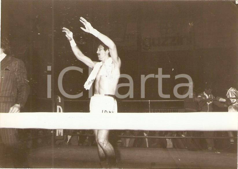 Fotografia d epoca originale 1975 ca PUGILATO Luigi MINCHILLO saluta il pubblico dopo vittoria Foto 1