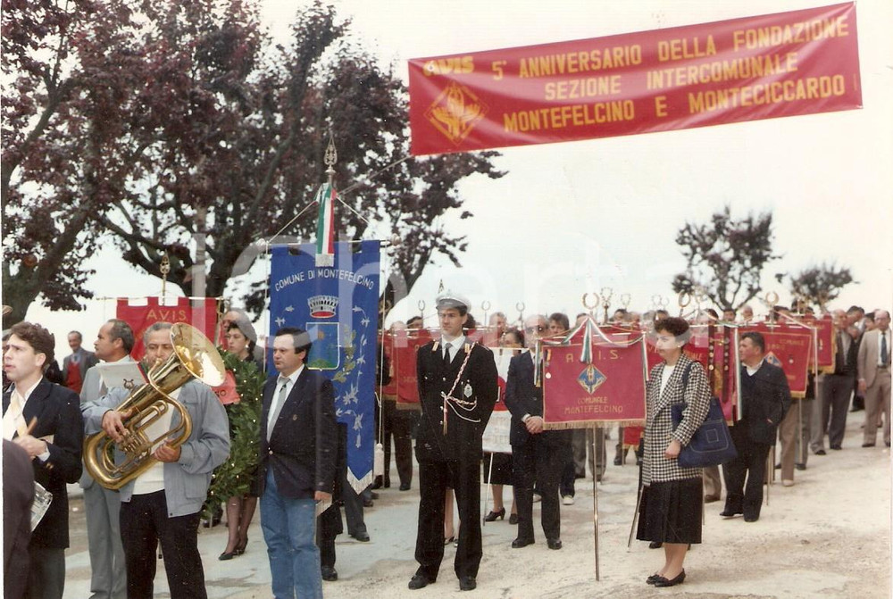 Fotografia d epoca originale 1990 ca MONTEFELCINO  MONTECICCARDO PU Processione anniversario AVIS Foto 1