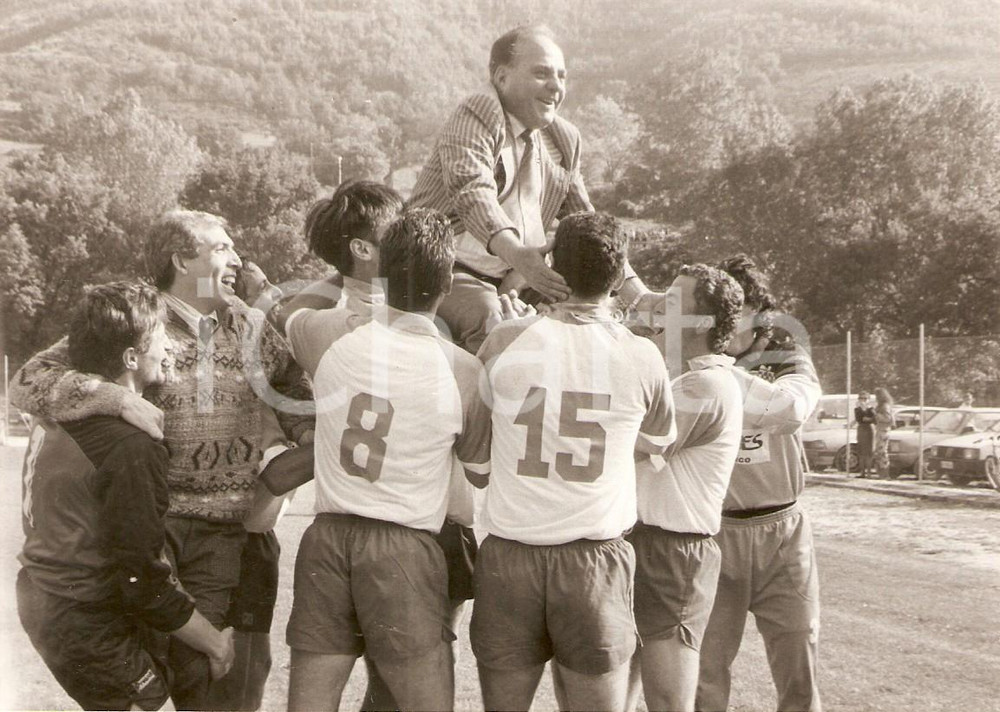 Fotografia d epoca originale 1990 ca PESARO Allenatore CATANI portato in trionfo come ORONZO CANA  Foto 1
