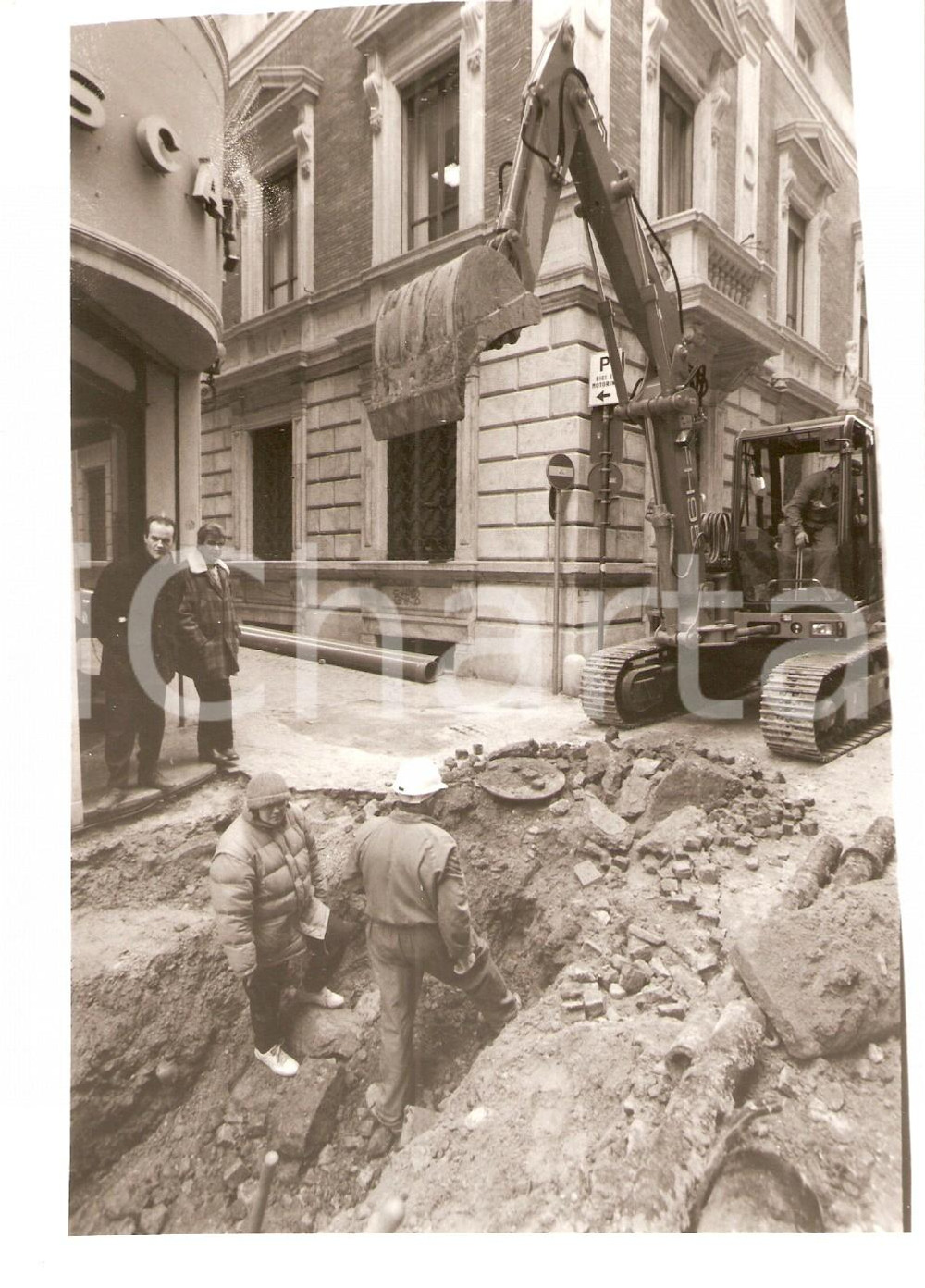 Fotografia d epoca originale 1985 ca PESARO Anziani guardano cantiere in centro cittÃ  Foto 1