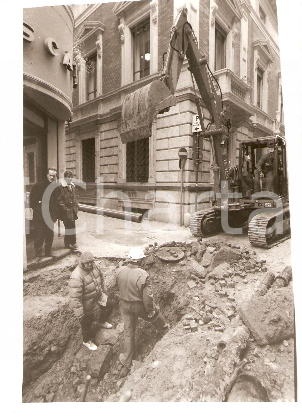 Fotografia d epoca originale 1985 ca PESARO Passanti osservano cantiere in centro città Foto 1
