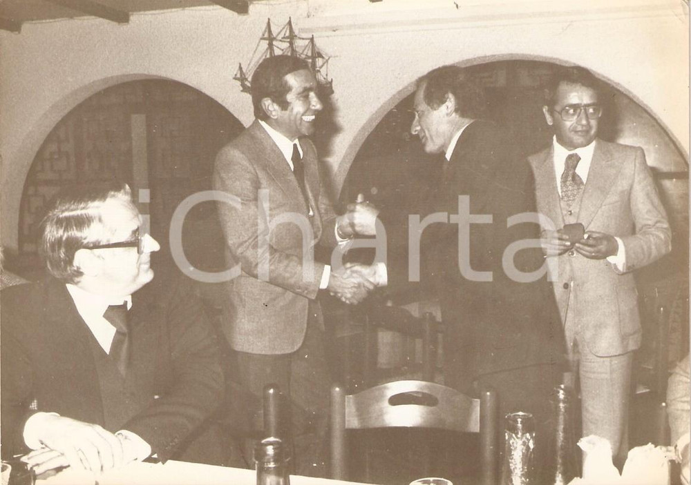 Fotografia d epoca originale 1977 MOTO CLUB PESARO Presidente Goffredo TEMPESTA durante cena societaria Foto 1