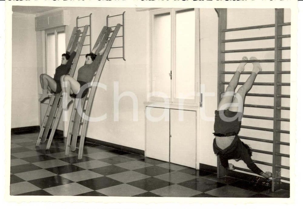 Fotografia d epoca originale 1954 MODENA Ginnastica posturale ragazze prof. BONOLA  Foto 1 1