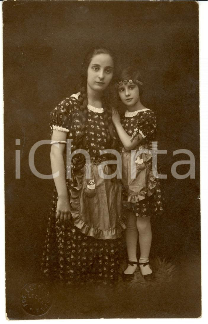 Stampa, bozzetto originale 1924 MALGRATE LC Ritratto di due sorelle in abito tradizionale Foto LEONE & APRA 1