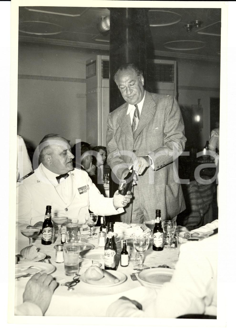 Fotografia d epoca originale 1944 HOME LINES M.V. ITALIA Comandante Ugo CHINCA beve birra BLATZ 1