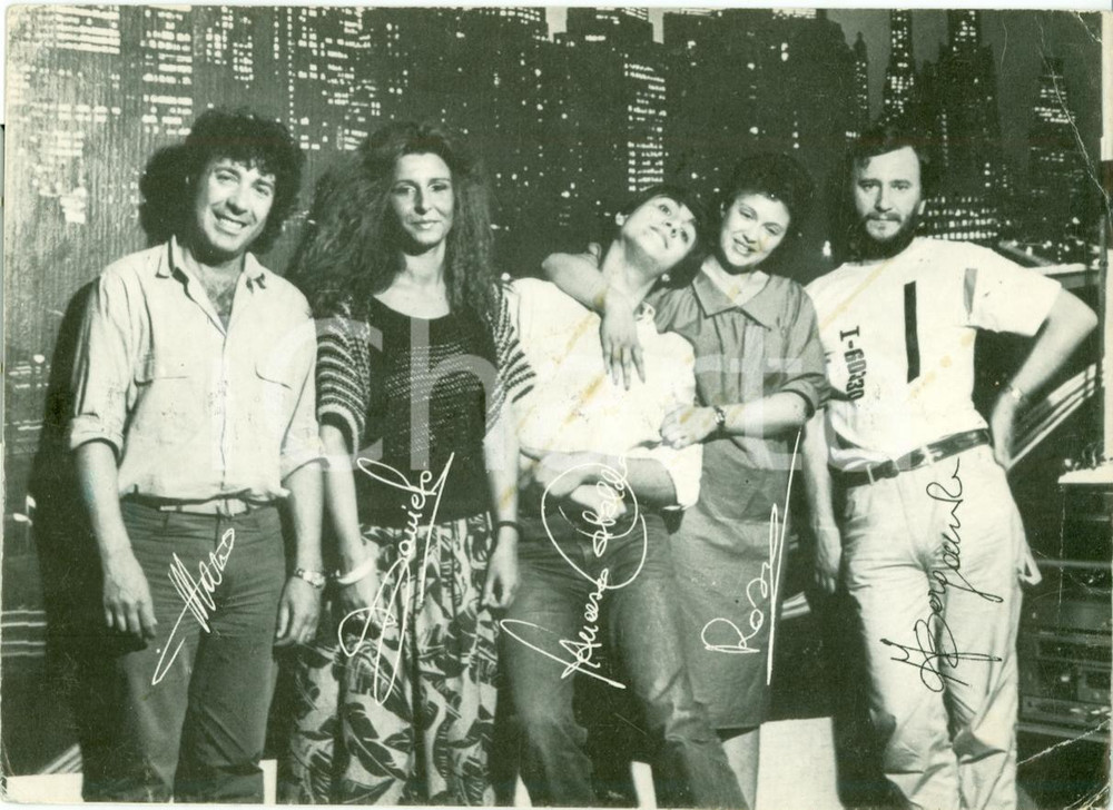 Materiale pubblicitario d’epoca 1980 ca RADIO ITALIA Fotografia seriale DEEJAY autografi A STAMPA 1