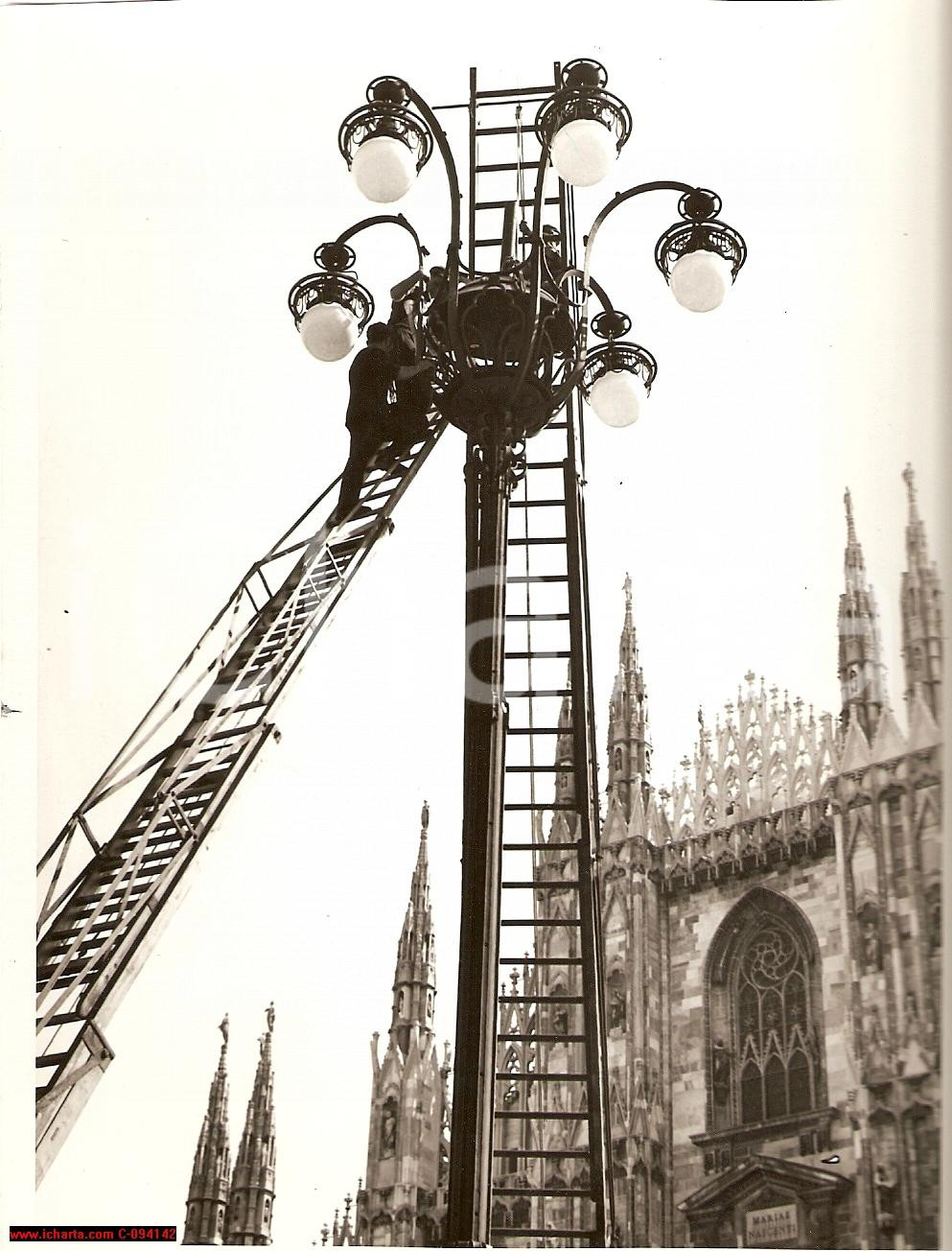 Fotografia d epoca originale 1939 Milano vecchia Pulizia lampioni in Piazza Duomo Foto 1