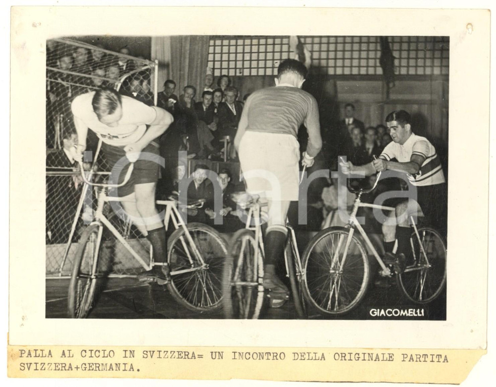 Fotografia d epoca originale 1941 SPORT CICLOPALLA  Partita SVIZZERAGERMANIA Foto CURIOSA 18x13 cm 1
