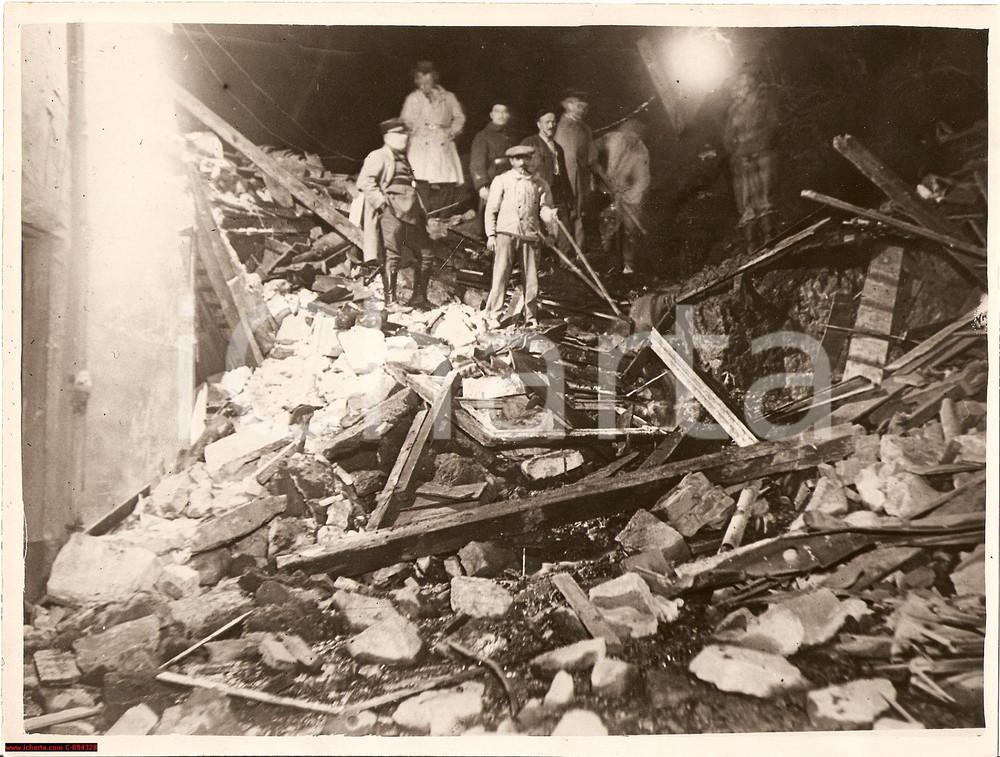 Fotografia d epoca originale 1930 LYON Catastrofe di Fourvière  Ricerca delle vittime Foto 24x18 cm 1