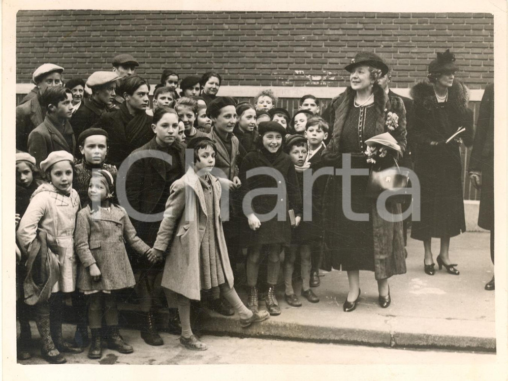 Fotografia d epoca originale 1938 PARIS Mme Chamberlain e Lady Halifax tra i bambini  Foto 18x13 cm 1
