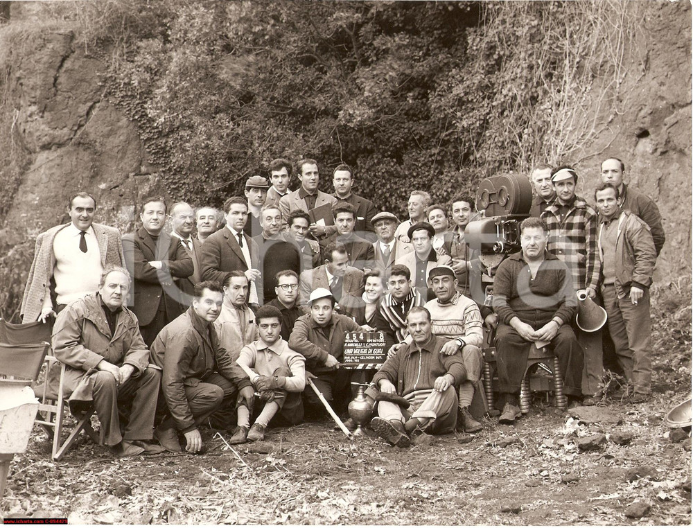 Fotografia d epoca originale 1960 CINEMA Film Gli incensurati Francesco GIACULLI con le maestranze FOTO 1