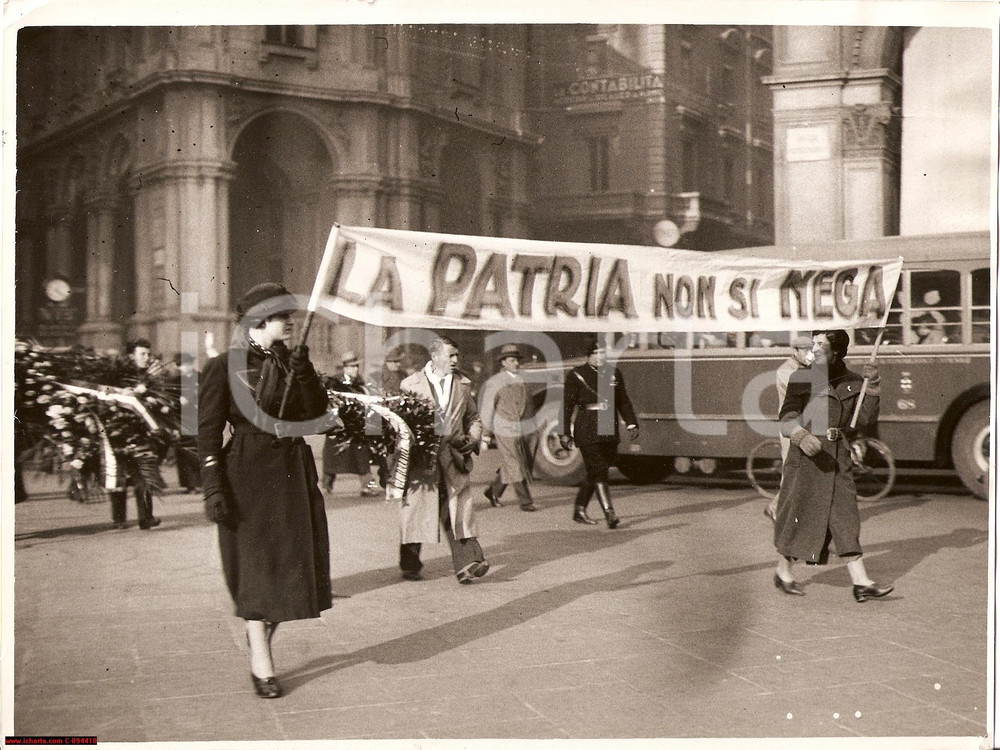 Fotografia d epoca originale 1936 MILANO FASCISMO Propaganda  La patria non si nega  Corteo rurali  Foto 1