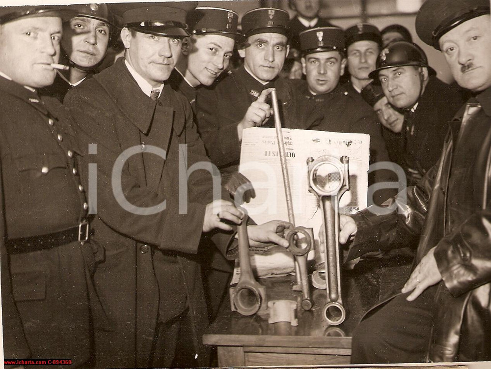Fotografia d epoca originale 1938 PARIS Operai della RENAULT dichiarano sciopero e occupano fabbrica FOTO 1