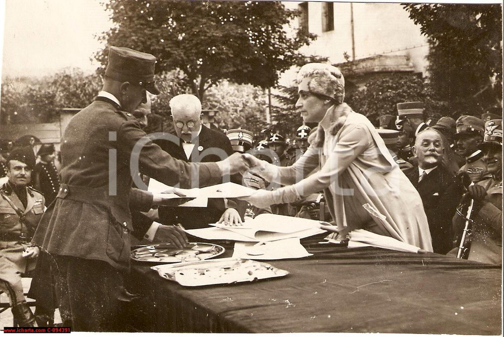 Fotografia d epoca originale 1935 Milano Principessa Trivulzio consegna premi alla Casa del Soldato Foto 1