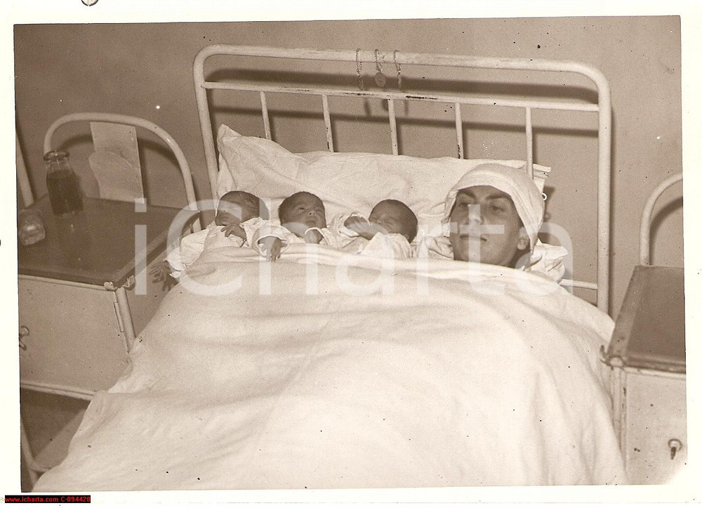 Fotografia d epoca originale 1938 NAPOLI Giovanna Capasso con i suoi tre gemelli Foto PROLIFICITA  ITALIANA 1