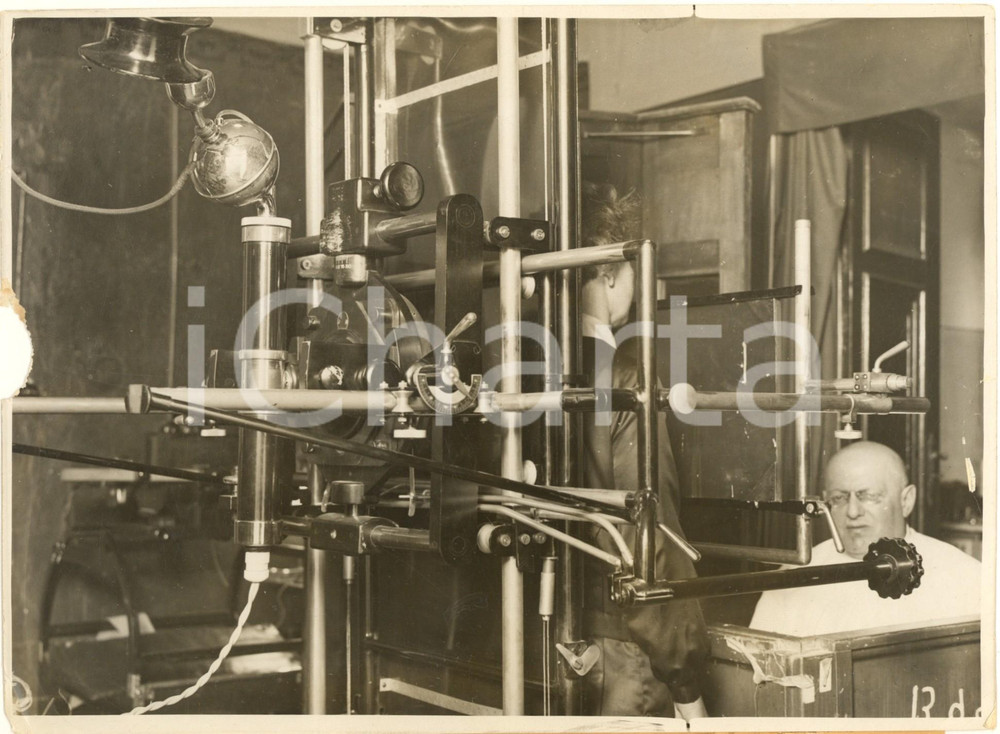 Fotografia d epoca originale 1940 ca BERLIN Prof. Hans HIRSCHFELD  Institute Cancer Research DAMAGED photo 1