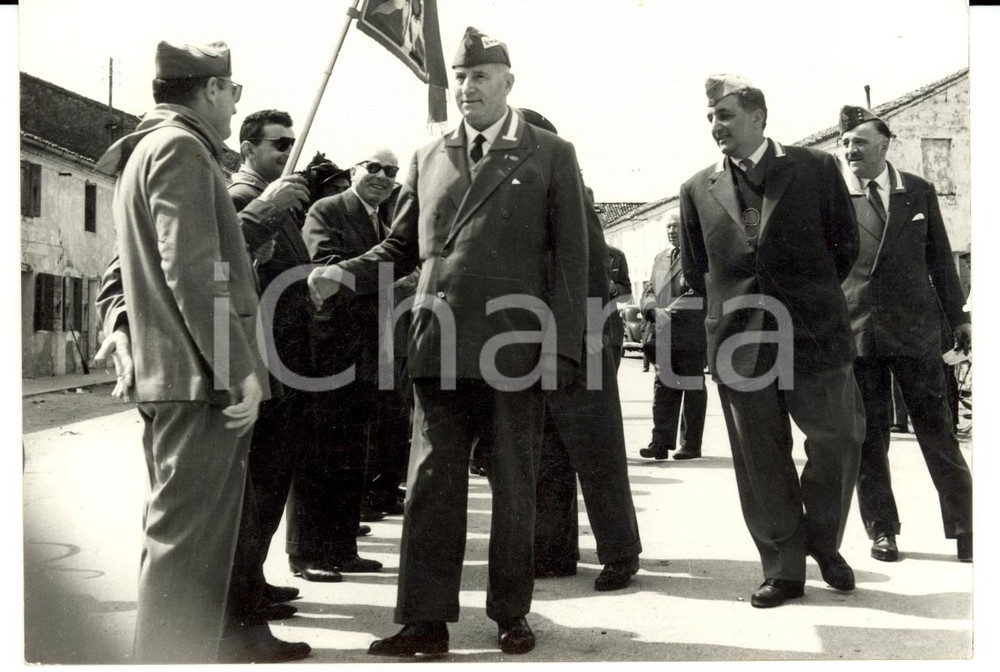 Fotografia d epoca originale 1950 ca VITTORIO VENETO TV Commemorazione GRANATIERI DI SARDEGNA Foto 1