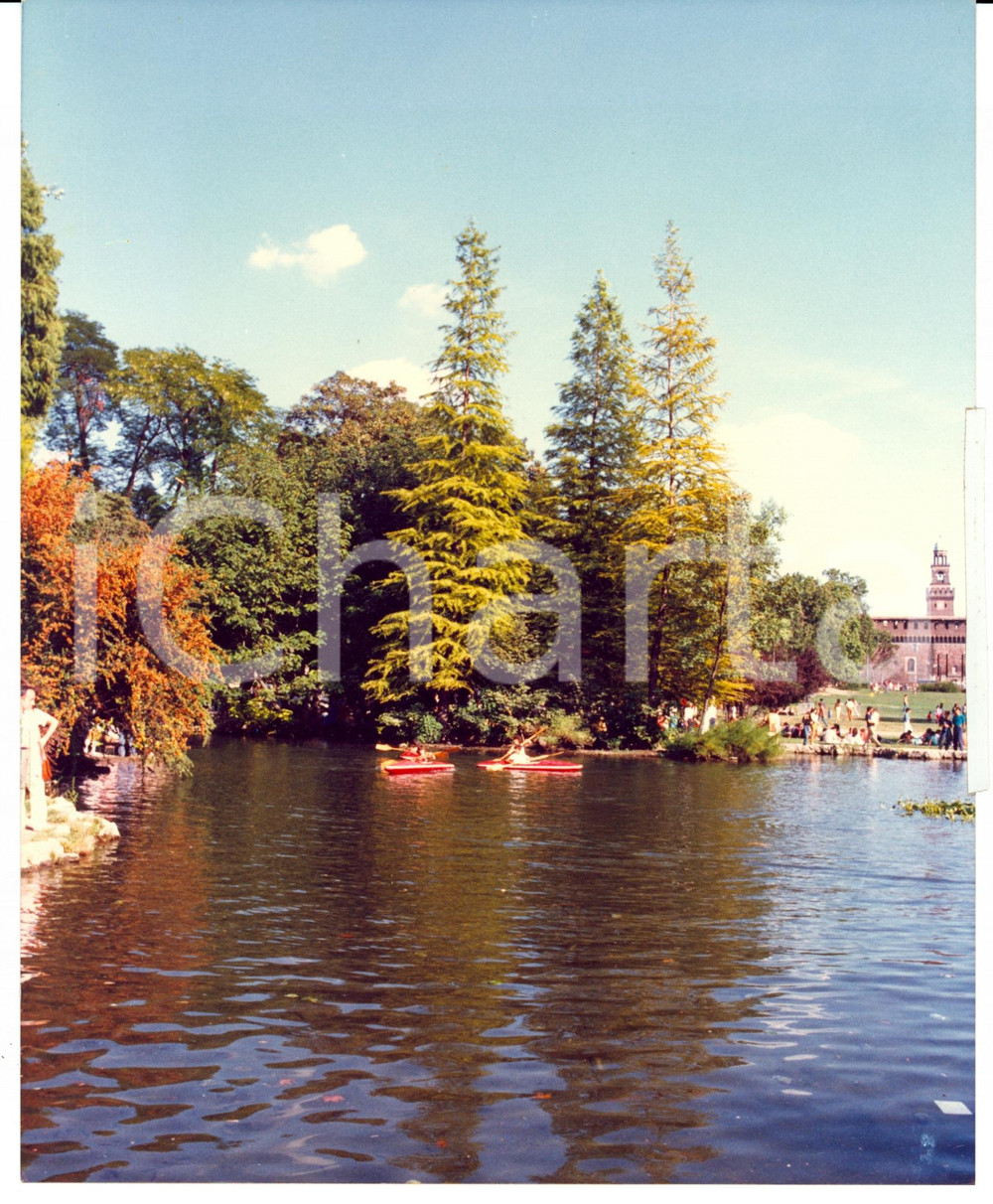 Fotografia d epoca originale 1986 MILANO Parco SEMPIONE Canoe laghetto Castello SFORZESCO Foto artistica 1