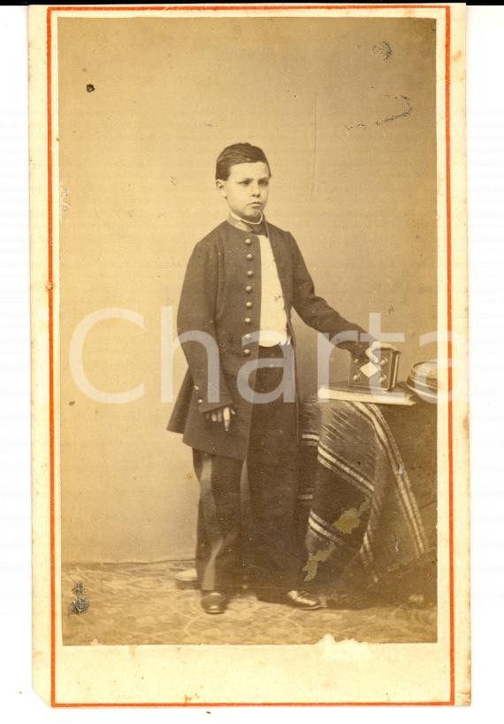 Fotografia d epoca originale 1870 ca ORAN ALGERIE Enfant strabique en uniforme d infantérie Photo CAYROL 1