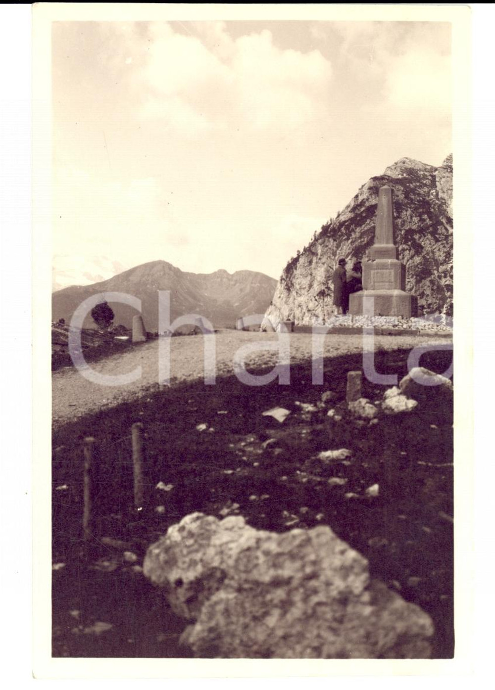 Fotografia d epoca originale 1920 PASSO FALZAREGO BL Donne in visita al cippo ai Caduti Foto RARA 1