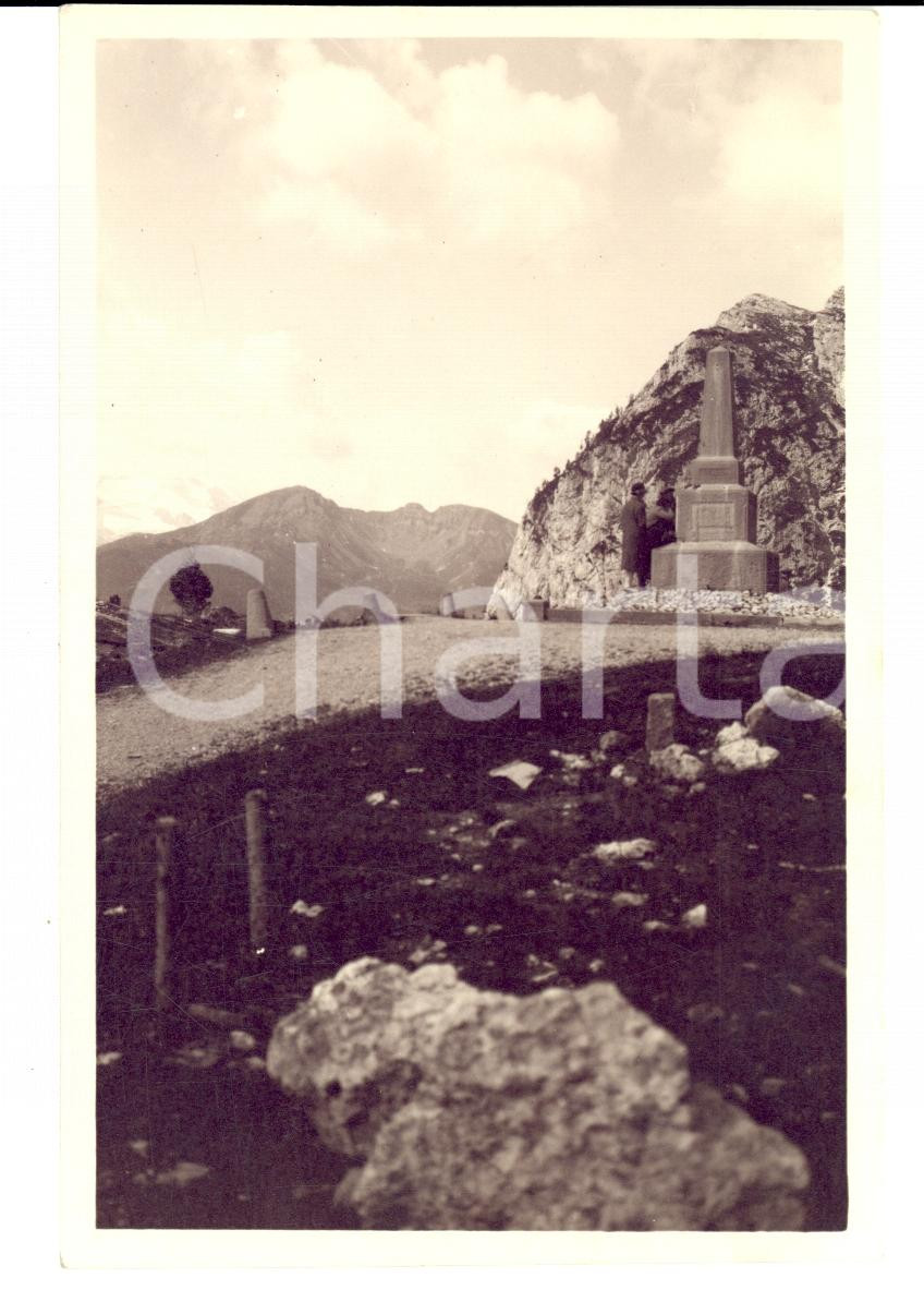 Fotografia d epoca originale 1920 PASSO FALZAREGO BL Donne in visita al cippo ai Caduti Fotografia anonima 1