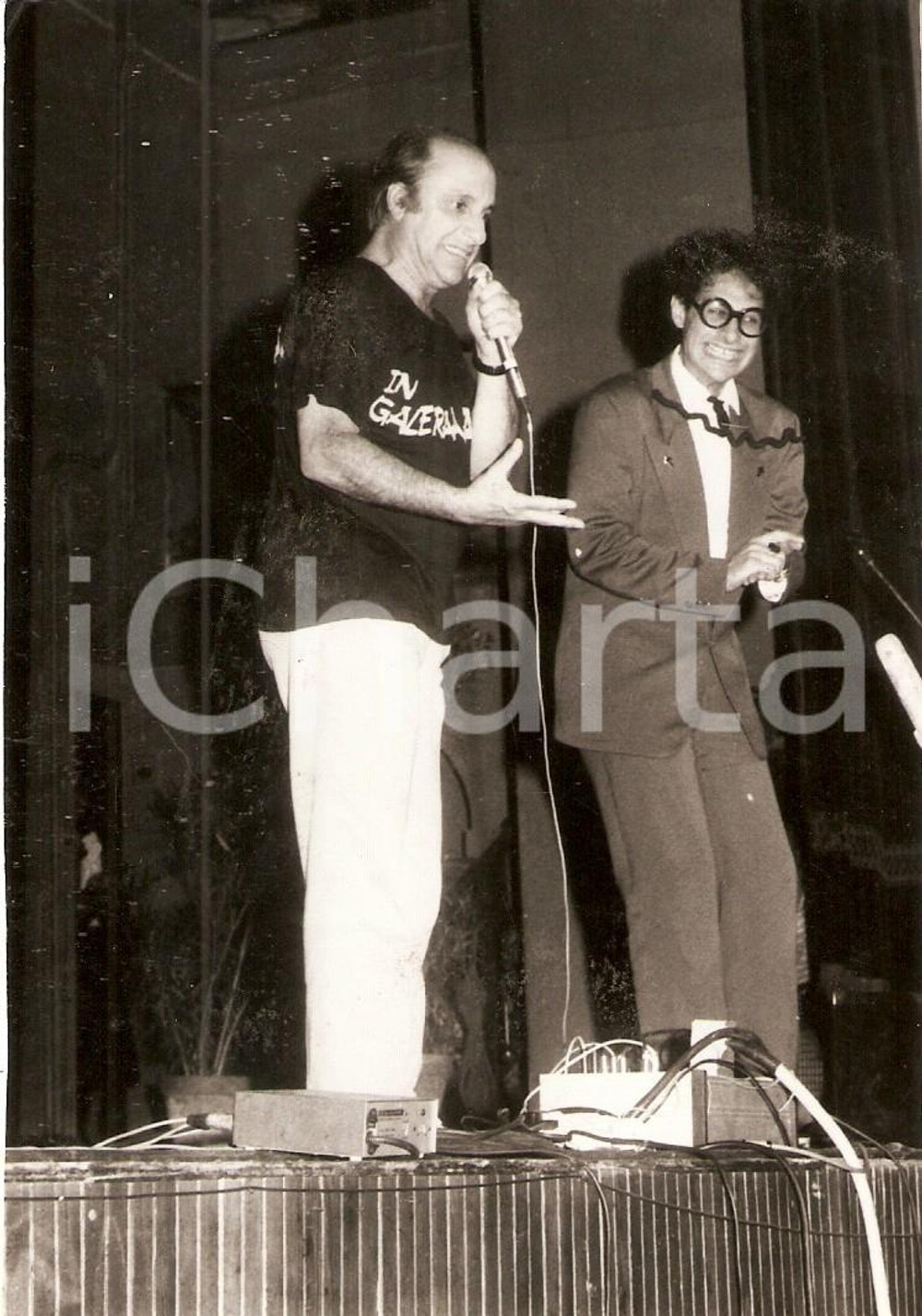 Fotografia d epoca originale 1980 ca PESARO Franco BRACARDI Roberto D AGOSTINO durante spettacolo Foto 1