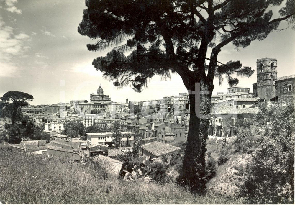 Cartolina originale da collezione 1961 PIAZZA ARMERINA EN Panorama generale  posa di DONNE Cartolina animata FG 1