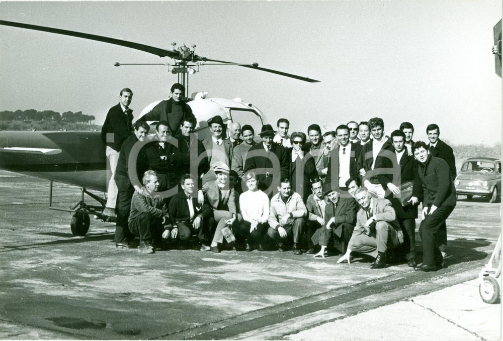 Fotografia d epoca originale 1965 2 + 5 MISSIONE HYDRA Il cast e la troupe vicino a un elicottero Foto di set 1