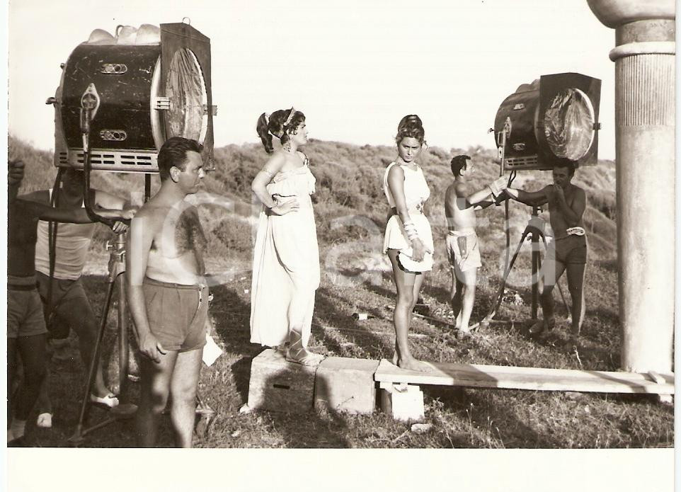 Fotografia d epoca originale 1958 LE FATICHE DI ERCOLE Luciana PALUZZI si prepara a una scena Foto di set 1