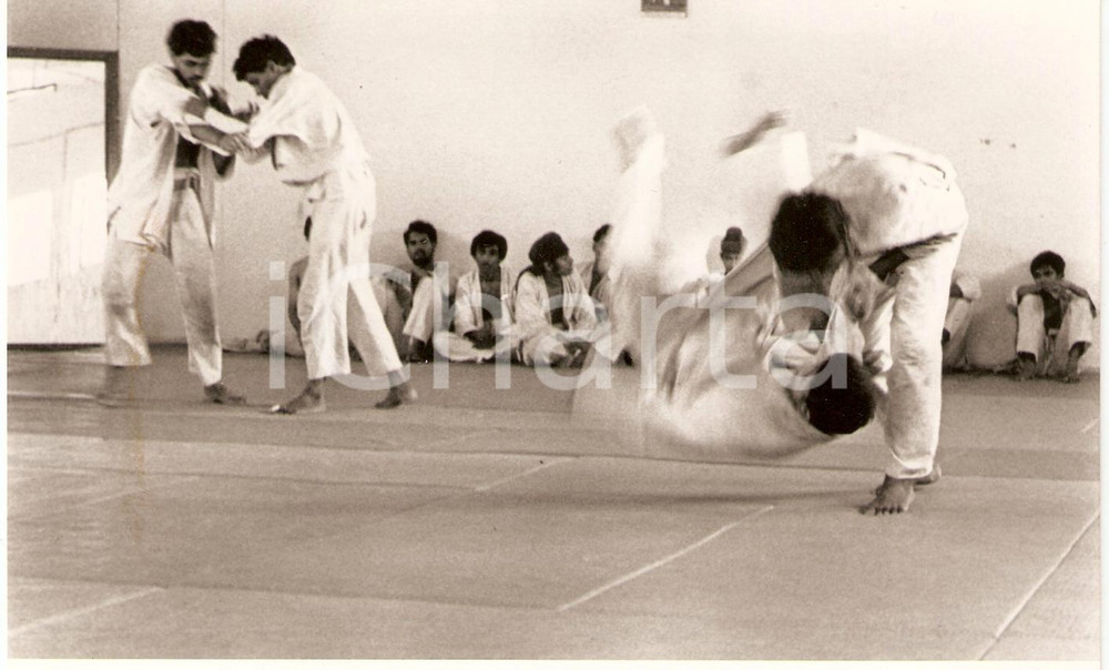 Fotografia d epoca originale 1986 INDIA Young people practicing JUDO for health WHO photo GENERAL SPORTS 1