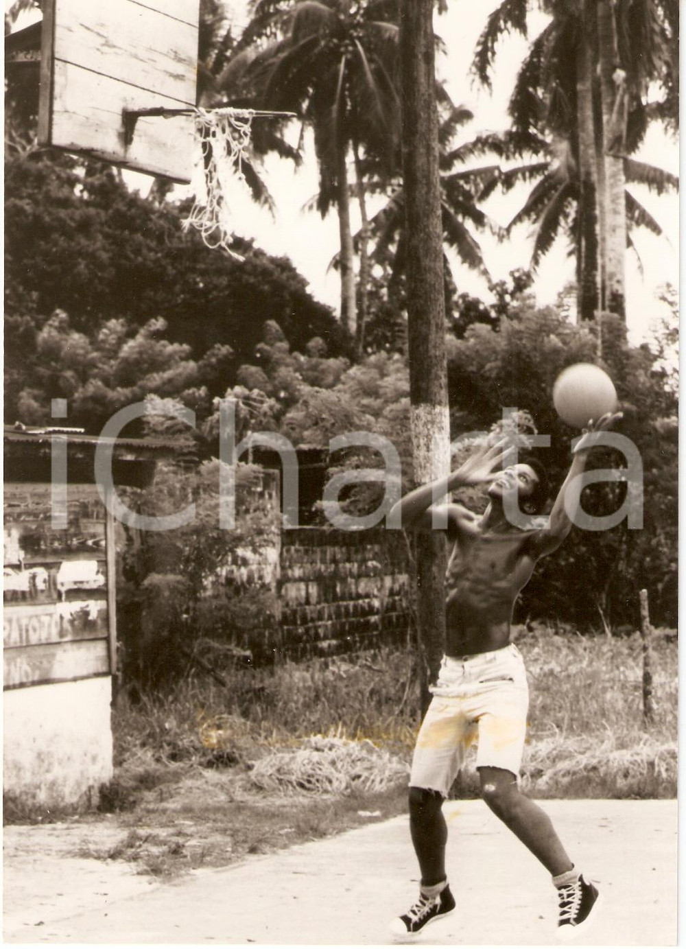 Fotografia d epoca originale 1986 GUATEMALA Young boy playing basketball WHO photo GENERAL SPORTS 1