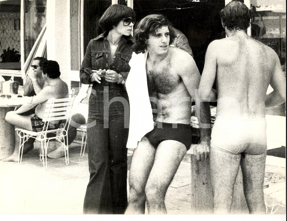 Fotografia d epoca originale 1977 TENNIS Guillermo VILAS in costume da bagno con fidanzata Gabriella Foto 1