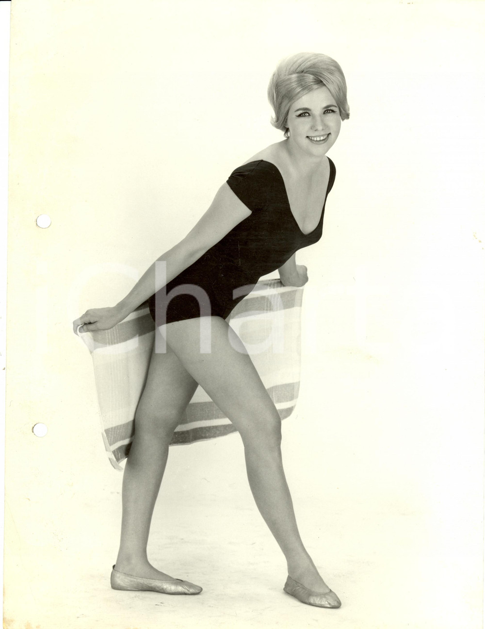 Fotografia d epoca originale 1960 ca MILANO MODA Modella posa in body nero e asciugamani Fotografia VINTAGE 1