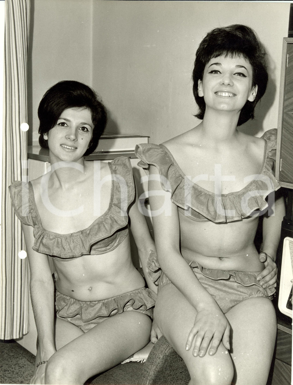 Fotografia d epoca originale 1960 ca MILANO MODA Modelle posano in bikini con voulant Fotografia VINTAGE 1