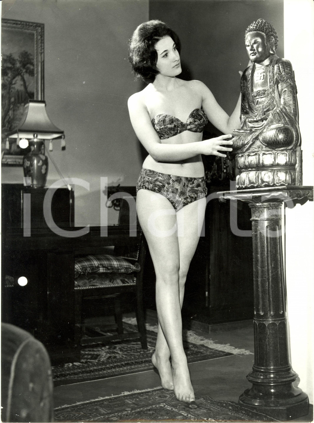 Fotografia d epoca originale 1960 ca MILANO MODA Modella in bikini posa con statua Buddha Foto VINTAGE 1