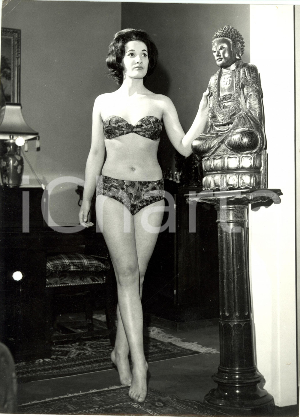 Fotografia d epoca originale 1960 ca MILANO MODA  Modella posa in bikini con statua Buddha Foto VINTAGE 1