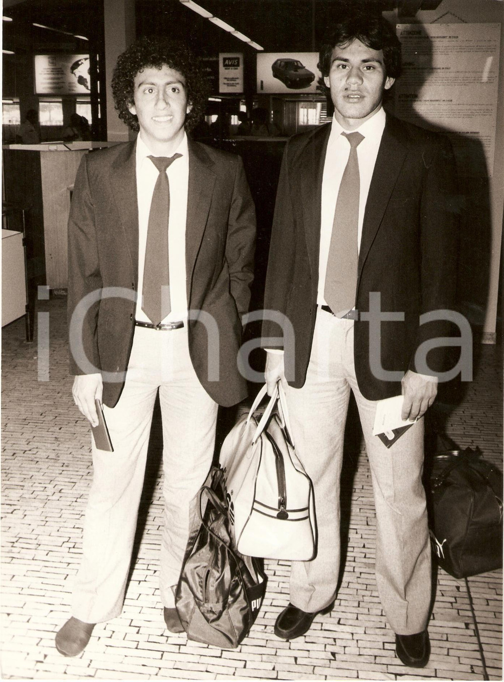 Fotografia d epoca originale 1980 URUGUAY Calcio MUNDIALITO Ruben PAZ Venancio RAMOS in aeroporto AVIS Foto 1