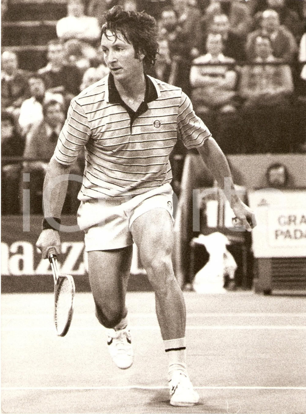 Fotografia d epoca originale 1980 ca STATI UNITI Tennis Bob LUTZ durante match Sponsor SERGIO TACCHINI Foto 1