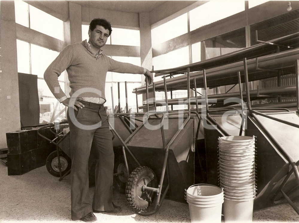 Fotografia d epoca originale 1978 CIPRO Calcio Sotiris KAIAFAS mostra la sua azienda  Fotografia 1