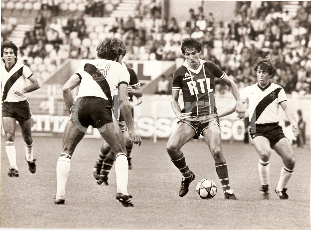 Fotografia d epoca originale 1981 PARIS SAINTGERMAIN Calcio FRANCIA Ivica SURJAK dribbling Fotografia 1